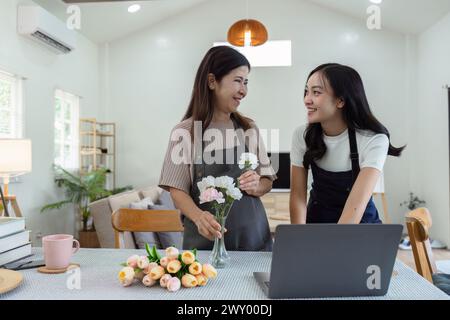 mère et fille arrangent des fleurs ensemble comme un passe-temps. mère et fille passent du temps libre à faire des activités d'arrangement de fleurs ensemble et à regarder Banque D'Images