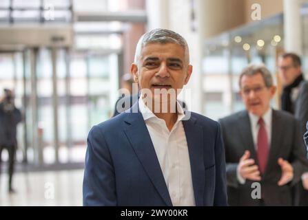 Londres, Angleterre, Royaume-Uni. 3 avril 2024. Le maire de Londres, SADIQ KHAN, arrive pour une visite à l'Institut Francis Crick de Londres pour annoncer un nouveau plan de croissance de Londres pour stimuler la croissance économique. (Crédit image : © Tayfun Salci/ZUMA Press Wire) USAGE ÉDITORIAL SEULEMENT! Non destiné à UN USAGE commercial ! Banque D'Images