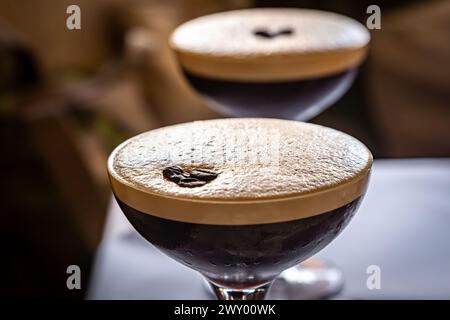 Gros plan sur deux boissons Espresso Martini, avec un focus sur le premier plan Banque D'Images