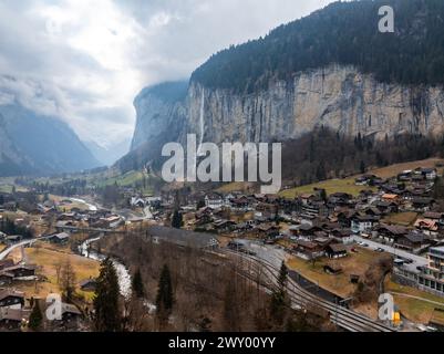 Belle période d'automne au village de Lauterbrunnen dans les alpes suisses Banque D'Images