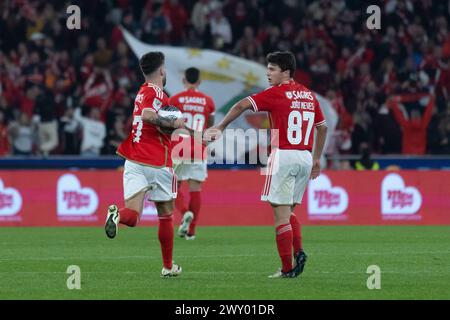 02 avril 2024. Lisbonne, Portugal. L'attaquant portugais de Benfica Rafa Silva (27) célébrant après avoir marqué un but avec le milieu de terrain portugais de Benfica Joao Neves (87) lors de la 2ème étape des demi-finales de la Coupe portugaise : Benfica vs Sporting crédit : Alexandre de Sousa/Alamy Live News Banque D'Images