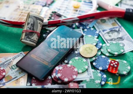 Casino de téléphone portable en ligne. Téléphone portable et cartes de jeu avec jetons et dés sur une table de jeu verte. Addiction au jeu dans les jeux de craquage. Poker Banque D'Images