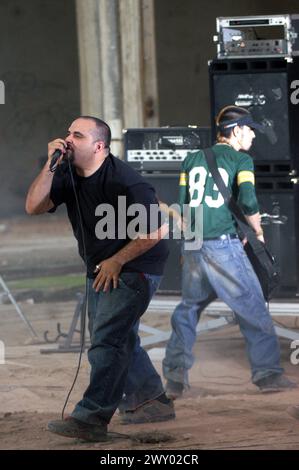 Milan Italie 07/05/2003 : Linea 77 , groupe de metal alternatif italien, pendant les coulisses photographiques du clip de la chanson “Fantasma” Banque D'Images