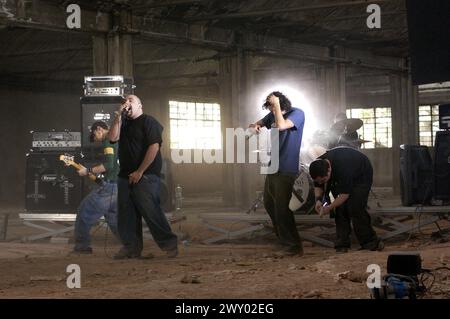 Milan Italie 07/05/2003 : Linea 77 , groupe de metal alternatif italien, pendant les coulisses photographiques du clip de la chanson “Fantasma” Banque D'Images