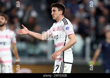 Turin, Italie. 02 avril 2024. Andrea Cambiaso de la Juventus FC fait des gestes lors de la demi-finale de la première manche de la Coppa Italia qui se déroule entre la Juventus FC et le SS Lazio au stade Allianz le 2 avril 2024 à Turin, Italie . Crédit : Marco Canoniero/Alamy Live News Banque D'Images