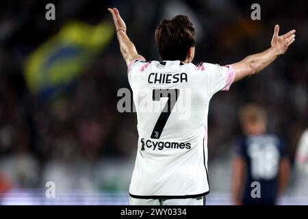 Turin, Italie. 02 avril 2024. Federico Chiesa de la Juventus FC fait des gestes lors de la demi-finale de la première manche de la Coppa Italia qui se tiendra entre la Juventus FC et le SS Lazio au stade Allianz le 2 avril 2024 à Turin, en Italie. Crédit : Marco Canoniero/Alamy Live News Banque D'Images