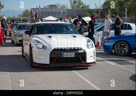 Vue de face d'une Nissan GT-R35 blanche lors d'une rencontre de voitures de sport japonaises. Banque D'Images