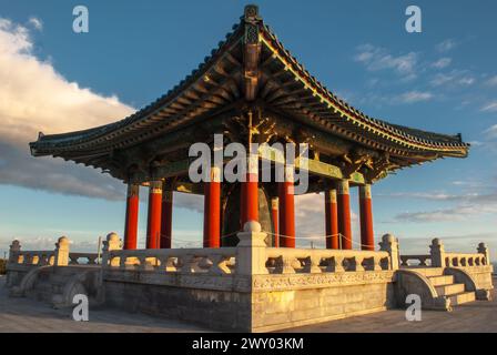 Une structure en pierre asiatique dans le parc avec des escaliers Banque D'Images