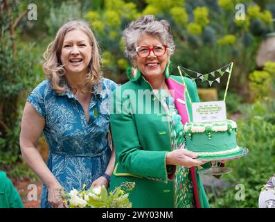 Prue Leith (à droite) avec Lindsey Brummitt, directrice de programme chez Eden Project, lors de l'événement de lancement du Big Lunch de cette année au Phoenix Garden, un jardin communautaire à Londres. Le Big Lunch, les 1er et 2 juin, encourage les rassemblements communautaires qui amassent des fonds pour de bonnes causes et rassemblent les gens. Depuis 2015, 87 millions de livres sterling ont été amassés pour de bonnes causes lors de Big Lunch Events. Date de la photo : mercredi 3 avril 2024. Banque D'Images