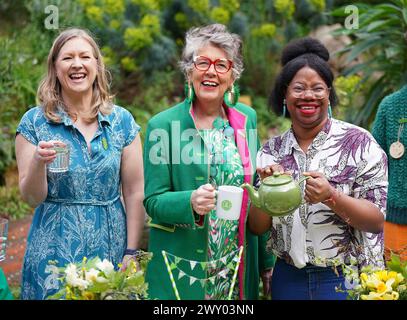 (De gauche à droite) Lindsey Brummitt, directrice de programme chez Eden Project, Prue Leith et Nureen Glaves lors de l'événement de lancement du Big Lunch de cette année au Phoenix Garden, un jardin communautaire à Londres. Le Big Lunch, les 1er et 2 juin, encourage les rassemblements communautaires qui amassent des fonds pour de bonnes causes et rassemblent les gens. Depuis 2015, 87 millions de livres sterling ont été amassés pour de bonnes causes lors de Big Lunch Events. Date de la photo : mercredi 3 avril 2024. Banque D'Images