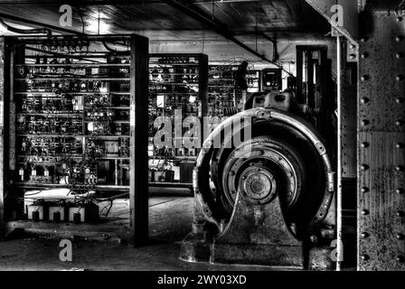 Une image HDR en noir et blanc d'une ancienne salle d'ascenseur Banque D'Images