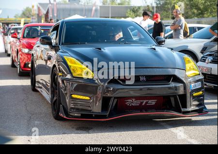 Vue avant d'une Nissan GT-R35 noire avec un kit de carrosserie en fibre de carbone lors d'une rencontre de voitures de sport japonaises. Banque D'Images