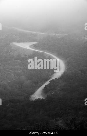 Une route sinueuse dans la montagne Banque D'Images