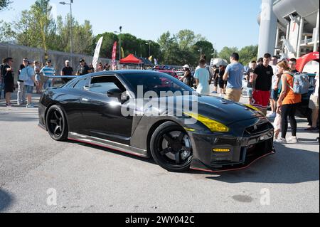 Vue avant d'une Nissan GT-R35 noire avec un kit de carrosserie en fibre de carbone lors d'une rencontre de voitures de sport japonaises. Banque D'Images