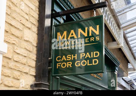 Mann Jewellers in Bishop's Walk arcade est une entreprise familiale de plus de deux cents ans, Cirencester. Signe publicitaire comptant payé pour l'or. ROYAUME-UNI Banque D'Images