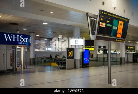 Panneau d'information d'enregistrement aux départs à North terminal, aéroport de Gatwick, Londres, Royaume-Uni. Banque D'Images