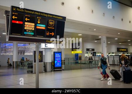 Panneau d'information d'enregistrement aux départs à North terminal, aéroport de Gatwick, Londres, Royaume-Uni. Banque D'Images