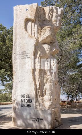 sculptures à l'entrée de l'église commémorative moïse et du musée au mont nebo jordan Banque D'Images