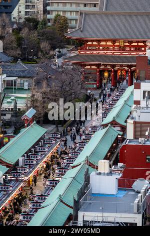 Tokyo, Japon - février 29 2024 : la rue Nakamise dori donne sur le temple du bouddhisme Senso-Ji dans le quartier d'Asakusa à Tokyo au Japon. Banque D'Images