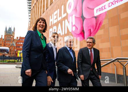 Londres, Royaume-Uni. 3 avril 2024. Rachel Reeves arrive avec Sadiq Khan et ils sont accueillis par Sir Paul Nurse et Lord Browne. Le maire de Londres, Sadiq Khan, visite l'Institut Francis Crick avec la chancelière fantôme, Rachel Reeves. Sadiq Khan, est candidat pour un troisième mandat aux élections municipales du 2 mai. Il a promis de créer 150 000 emplois de haute qualité bien rémunérés d'ici 2028 lors de sa campagne de réélection. Crédit : Karl Black/Alamy Live News Banque D'Images