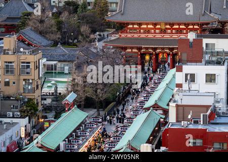 Tokyo, Japon - février 29 2024 : la rue Nakamise dori donne sur le temple du bouddhisme Senso-Ji dans le quartier d'Asakusa à Tokyo au Japon. Banque D'Images