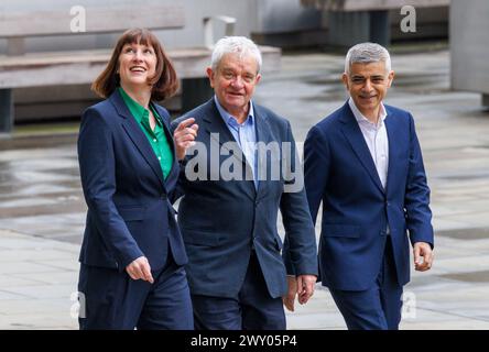 Londres, Royaume-Uni. , . Rachel Reeves, Sir Paul Nurse, directeur et directeur général du Centre britannique de recherche médicale et d'innovation à l'Institut Francis Crick et Sadiq Khan, maire de Londres, Sadiq Khan, visitent l'Institut Francis Crick avec la chancelière fantôme Rachel Reeves. Sadiq Khan, est candidat pour un troisième mandat aux élections municipales du 2 mai. Il a promis de créer 150 000 emplois de haute qualité bien rémunérés d'ici 2028 lors de sa campagne de réélection. Crédit : Karl Black/Alamy Live News Banque D'Images