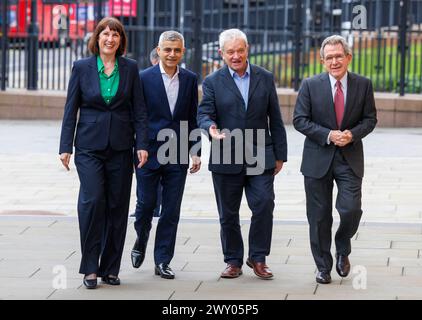 Londres, Royaume-Uni. 3 avril 2024. Rachel Reeves arrive avec Sadiq Khan et ils sont accueillis par Sir Paul Nurse et Lord Browne. Le maire de Londres, Sadiq Khan, visite l'Institut Francis Crick avec la chancelière fantôme, Rachel Reeves. Sadiq Khan, est candidat pour un troisième mandat aux élections municipales du 2 mai. Il a promis de créer 150 000 emplois de haute qualité bien rémunérés d'ici 2028 lors de sa campagne de réélection. Crédit : Karl Black/Alamy Live News Banque D'Images