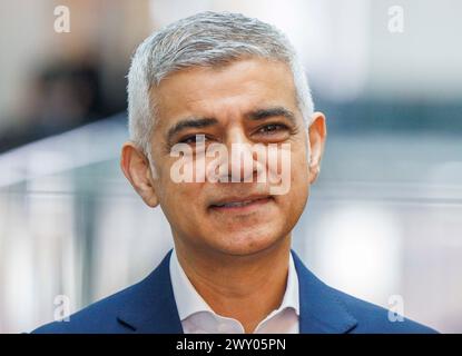 Londres, Royaume-Uni. 3 avril 2024. Le maire de Londres, Sadiq Khan le maire de Londres, Sadiq Khan, visite l'Institut Francis Crick avec la chancelière fantôme, Rachel Reeves. Sadiq Khan, est candidat pour un troisième mandat aux élections municipales du 2 mai. Il a promis de créer 150 000 emplois de haute qualité bien rémunérés d'ici 2028 lors de sa campagne de réélection. Crédit : Karl Black/Alamy Live News Banque D'Images