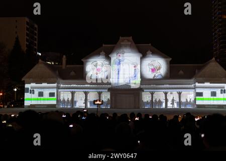 Sapporo, Japon - 07 février 2024 : la foule aime l'animation sur la sculpture de glace Old Sapporo Station sur la place HTB Snow pendant le festival d'hiver i. Banque D'Images