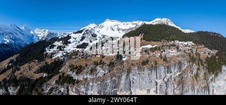 Vue aérienne de Murren, Suisse, met en valeur un village de montagne serein Banque D'Images
