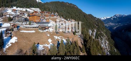 Vue aérienne de Murren, Suisse, met en valeur un village de montagne serein Banque D'Images
