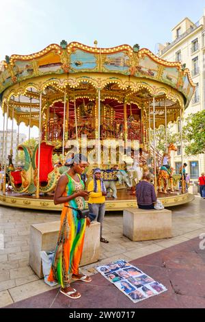 Vieux Carrousel et multiculturalisme à la Canebière, l'une des rues principales du centre-ville, Marseille. France Banque D'Images