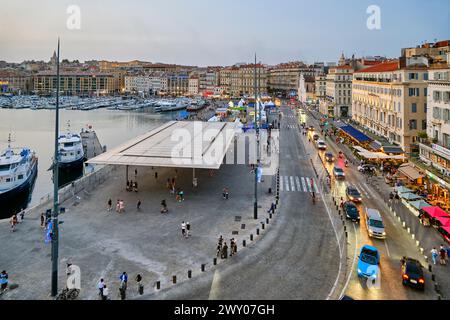 Le miroir L'Ombrière (pour donner de l'ombre) de l'architecte Norman Foster. Vieux Port, Marseille. France Banque D'Images