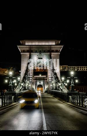 Les feux de circulation traversent le pont Szechényl (alias Pont des chaînes) à Budapest la nuit. Banque D'Images