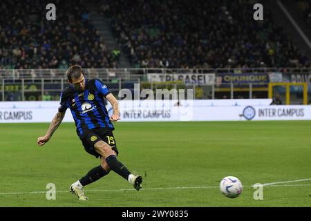 Milan, Italie. 01st Apr, 2024. Italie, Milan, 1 avril 2024 : Francesco Acerbi (FC Inter) tire au but en première mi-temps pendant le match de football FC Inter vs Empoli, Serie A 2023-2024 jour 30 au stade de San Siro Italie, Milan, 2024 04 01: FC Inter vs Empoli, Lega Calcio Serie A 2023/2024 day 30 at San Siro Stadium (photo de Fabrizio Andrea Bertani/Pacific Press) crédit : Pacific Press Media production Corp./Alamy Live News Banque D'Images