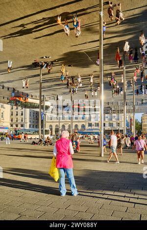 Le miroir L'Ombrière (pour donner de l'ombre) de l'architecte Norman Foster. Vieux Port, Marseille. France Banque D'Images