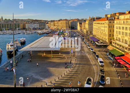 Le miroir L'Ombrière (pour donner de l'ombre) de l'architecte Norman Foster. Vieux Port, Marseille. France Banque D'Images