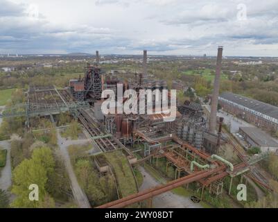 Le Landschaftspark Duisburg Nord un parc public dans la ville allemande de Duisburg. Ruines d'un complexe de haut fourneau. Parc de loisirs et attraction dans Banque D'Images