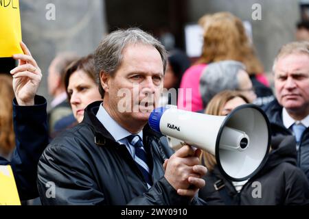 Carlo Bertoli presidente ODG con giornalisti dell'agenzia agi che manifano davanti al Pantheon contro la cessione dell'agenzia stampa al polo editoriale del gruppo Angelucci Politica - Roma, Italia - Mercoled&#xec ; 3 Aprile 2024 (foto Cecilia Fabiano/LaPresse)&#xa0; Carlo BertoliPrésident de l'ordre journalistique avec des journalistes de l'agence agi manifestent devant le Panthéon contre la vente de l'agence de presse au groupe d'édition Angelucci - politique - Rome, Italie - mercredi 3 avril 2024 (photo Cecilia Fabiano/LaPresse) Banque D'Images