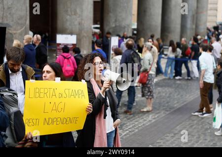 Roma, Italie. 03rd Apr, 2024. I giornalisti dell'agenzia agi manifano davanti al Pantheon contro la cessione dell'agenzia stampa al polo editoriale del gruppo Angelucci Politica - Roma, Italia - Mercoled&#xec ; 3 Aprile 2024 (foto Cecilia Fabiano/LaPresse)&#xa0; des journalistes de l'agence agi manifestent devant le Panthéon contre la vente de l'agence de presse au groupe d'édition Angelucci - politique - Rome, Italie - mercredi 3 avril 2024 (photo Cecilia Fabiano/LaPresse) crédit : LaPresse/Alamy Live News Banque D'Images