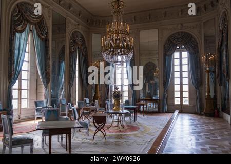 VERSAILLES, FRANCE - 8 mars 2024. Intérieur du Grand Trianon de l'impressionnant château de Versailles, château français et monument historique Banque D'Images