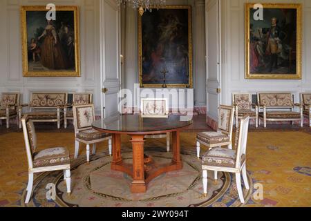 VERSAILLES, FRANCE - 8 mars 2024. Intérieur du Grand Trianon de l'impressionnant château de Versailles, château français et monument historique Banque D'Images