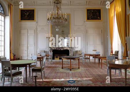 VERSAILLES, FRANCE - 8 mars 2024. Intérieur du Grand Trianon de l'impressionnant château de Versailles, château français et monument historique Banque D'Images