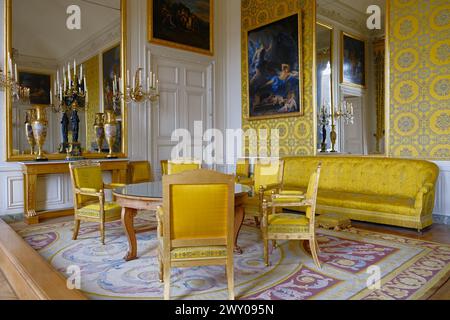 VERSAILLES, FRANCE - 8 mars 2024. Intérieur du Grand Trianon de l'impressionnant château de Versailles, château français et monument historique Banque D'Images