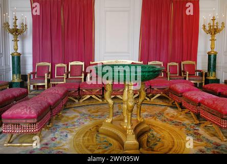 VERSAILLES, FRANCE - 8 mars 2024. Intérieur du Grand Trianon de l'impressionnant château de Versailles, château français et monument historique Banque D'Images