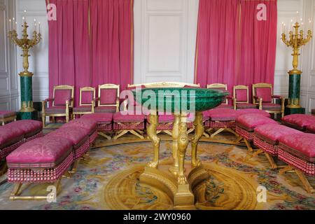 VERSAILLES, FRANCE - 8 mars 2024. Intérieur du Grand Trianon de l'impressionnant château de Versailles, château français et monument historique Banque D'Images