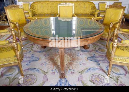 VERSAILLES, FRANCE - 8 mars 2024. Intérieur du Grand Trianon de l'impressionnant château de Versailles, château français et monument historique Banque D'Images