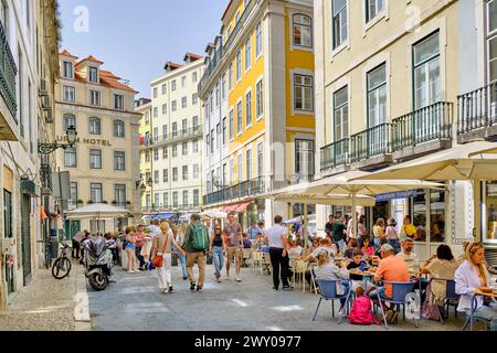 Cafés et restaurants pleins de touristes à Rua dos Bacalhoeiros. Lisbonne, Portugal Banque D'Images