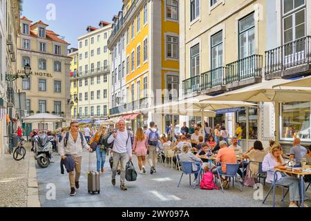 Cafés et restaurants pleins de touristes à Rua dos Bacalhoeiros. Lisbonne, Portugal Banque D'Images