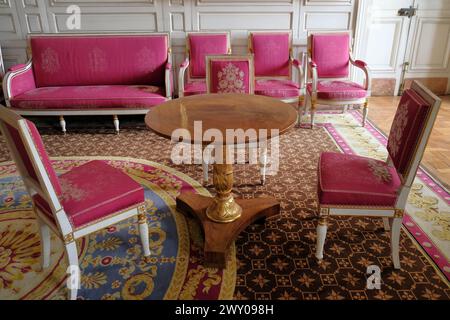 VERSAILLES, FRANCE - 8 mars 2024. Intérieur du Grand Trianon de l'impressionnant château de Versailles, château français et monument historique Banque D'Images